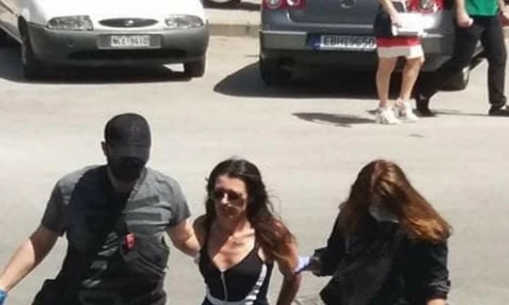 Στο ψυχιατρείο η "παρουσιάστρια" που πέταξε νερό στον Χαρδαλιά